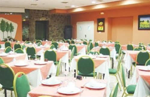 Oyo Hotel Los Alamos Plasencia Luaran gambar