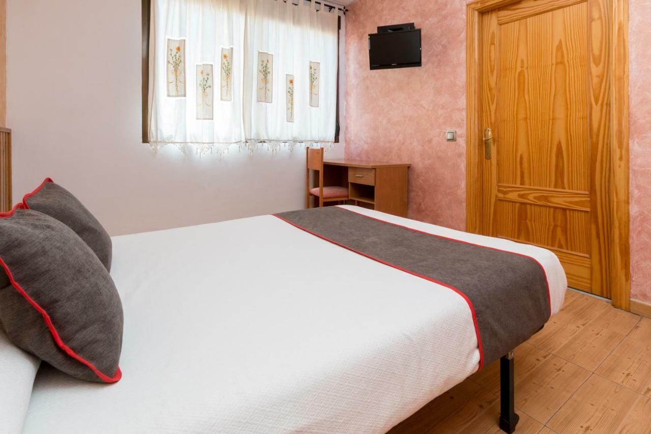 Oyo Hotel Los Alamos Plasencia Luaran gambar