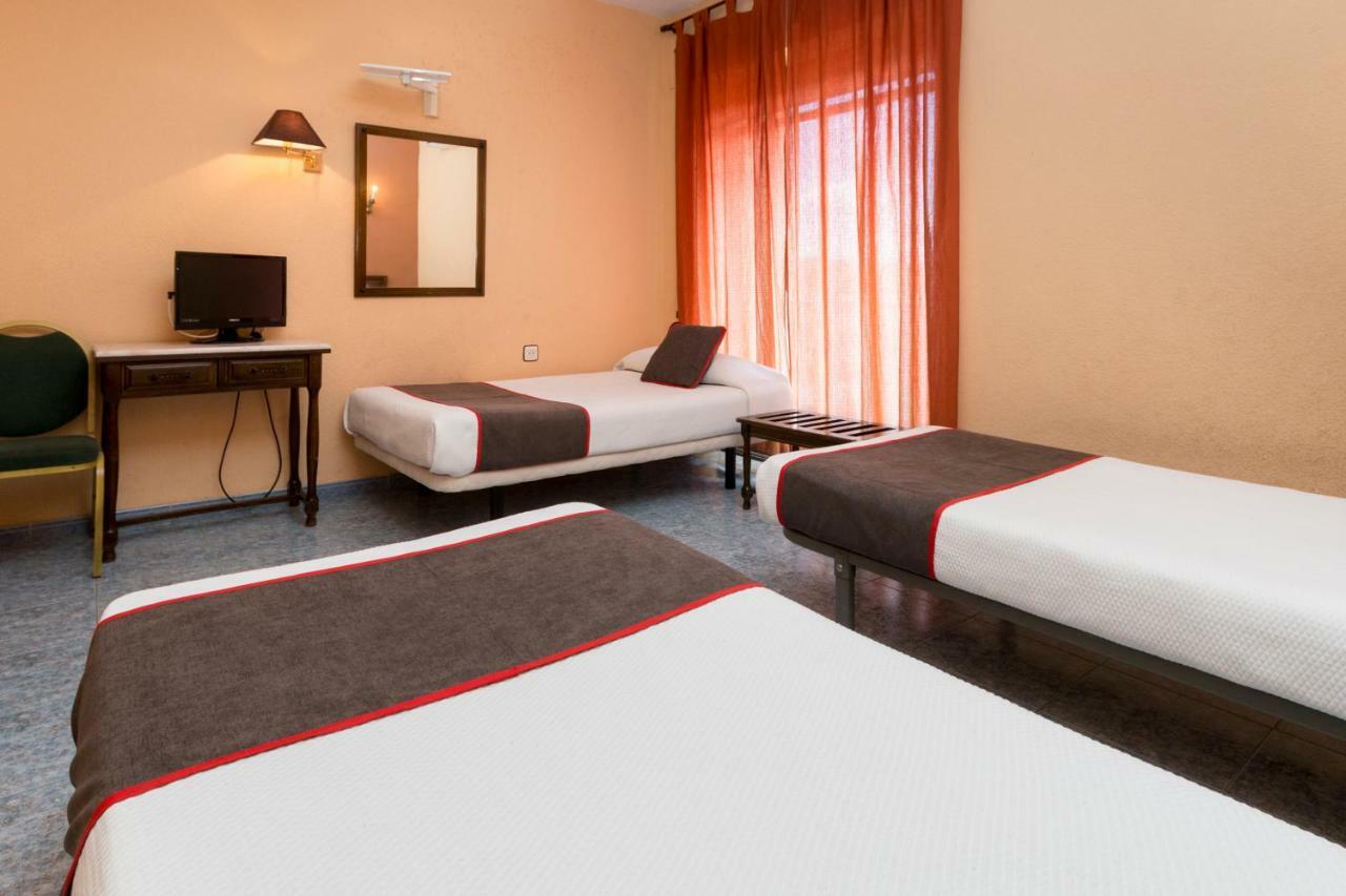 Oyo Hotel Los Alamos Plasencia Luaran gambar