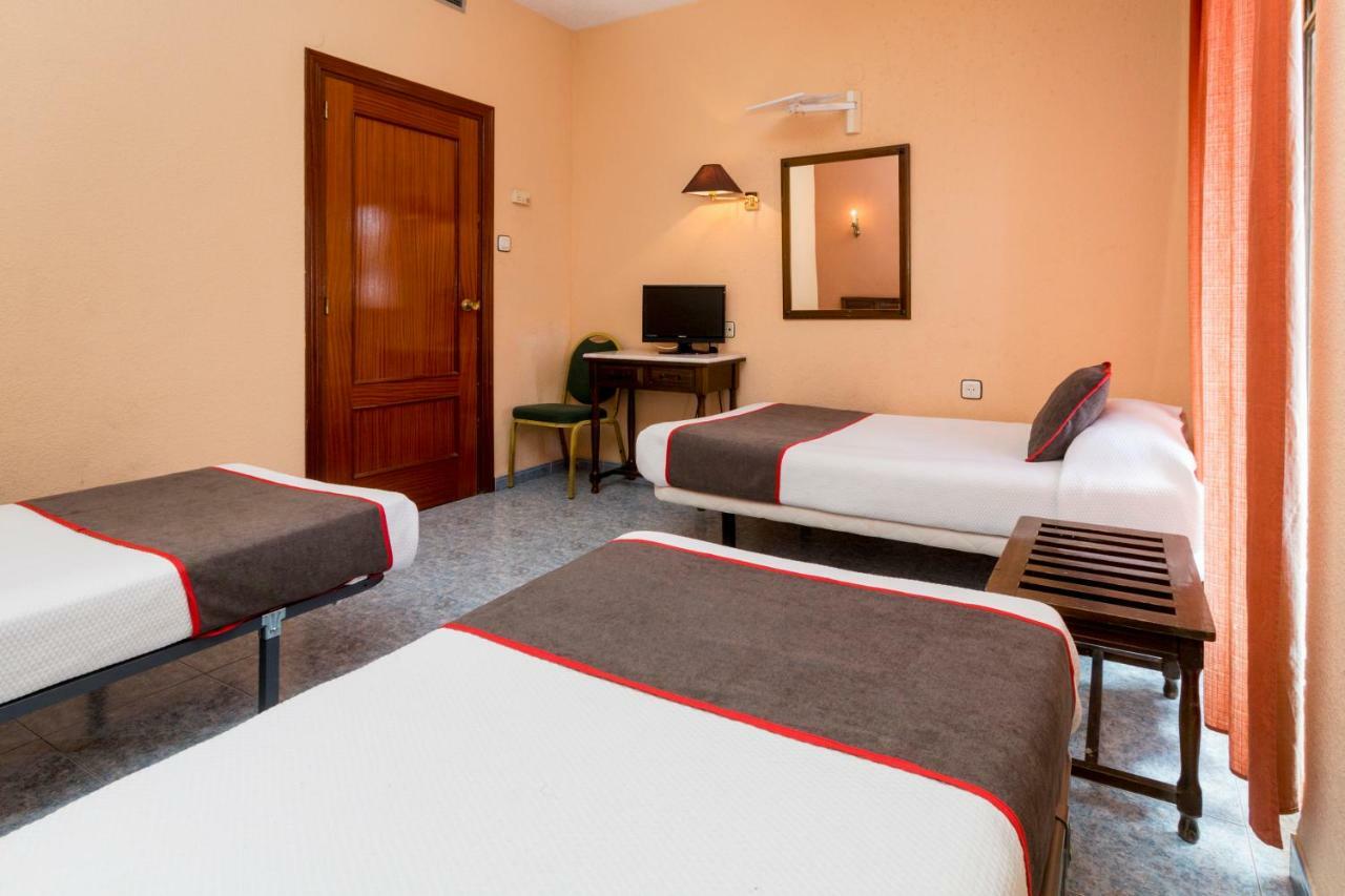 Oyo Hotel Los Alamos Plasencia Luaran gambar